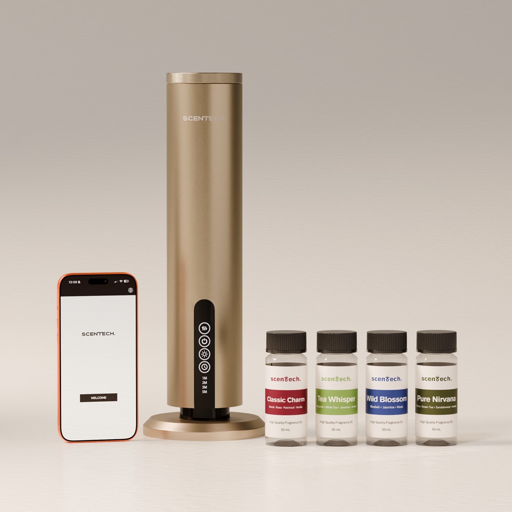 Scentech Smart Aroma Diffuser Pro mit Akku auf einer Kommode, daneben die App auf einem Smartphone und zwei ScentPods